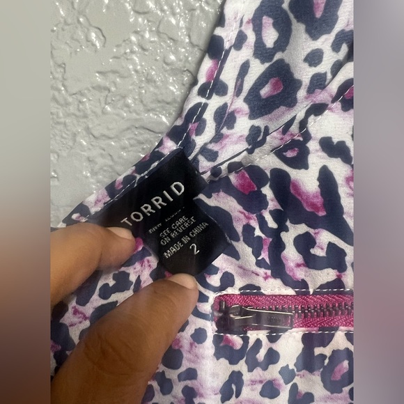 Torrid short sleeve preowned plus blouse, size 2 - Picture 2 of 6